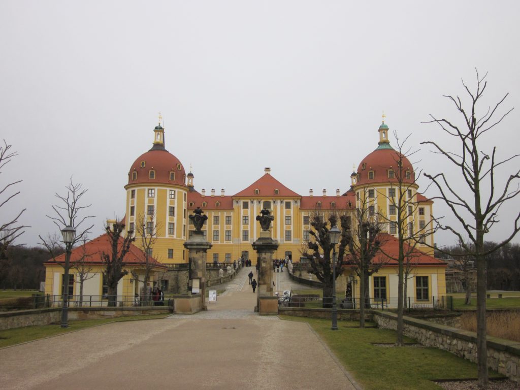 Die Wangen sind mit Asche beschmutzt …